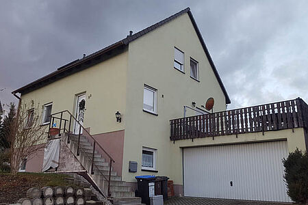 Einfamilienhaus mit zum Teil verputzter, zum Teil verklinkerter Fassade