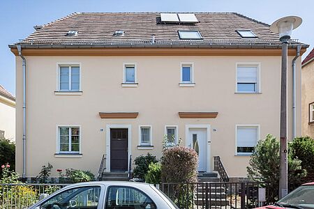 Doppelhaushälfte mit ebenmäßiger Fassade in Pastellorange