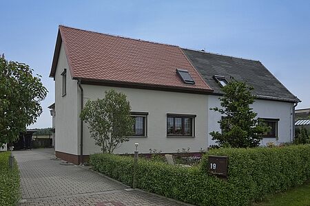 Doppelhaushälfte mit frischer hellgrauer Fassade
