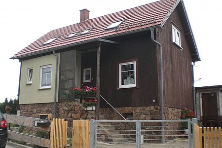 Wohnhausfassade mit Holzelementen