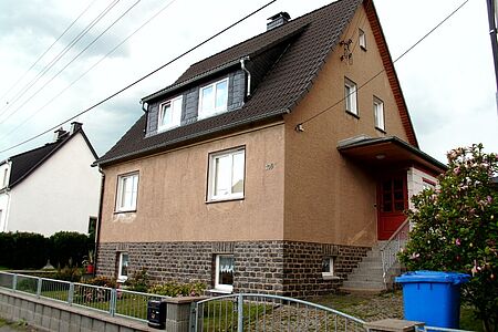 Braun verputztes Einfamilienhaus vor der Fassadensanierung