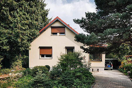Einfamilienhaus im Grünen nach der Fassadensanierung