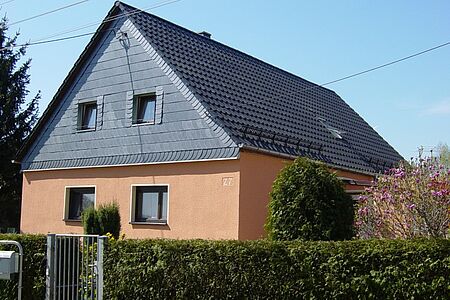 Wohnhaus in Schwarz und Orange nach der Sanierung