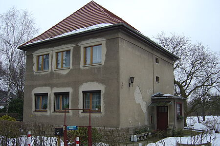 Villa mit großflächigen Stockflecken auf dem bräunlichen Putz