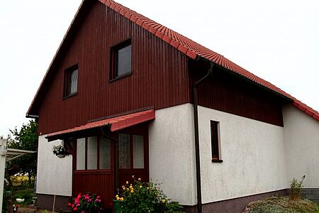 Wohnhaus mit Holzvertäfelung mit verschmutzter Fassade