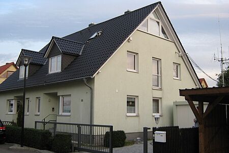 Doppelhaus mit fleckiger mintgrüner Fassade