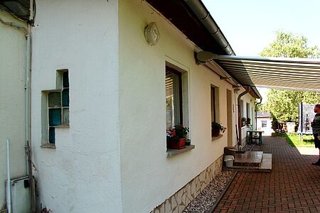 Einfamilienhaus mit verschmutzter weißer Fassade