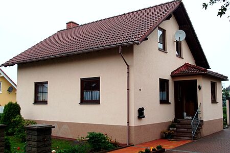 Einfamilienhaus mit rosaner Fassade