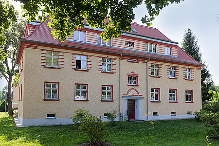 Mehrfamilienhaus mit großem Vorgarten