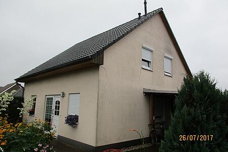 Beiges Wohnhaus mit verschmutzter Fassade