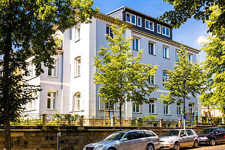 Imposantes Mehrfamilienhaus mit Grünanlage
