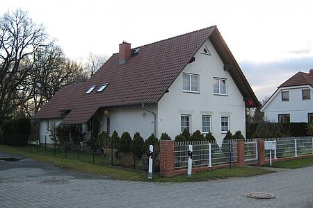 Wohnhaus mit verschmutzter weißer Fassade