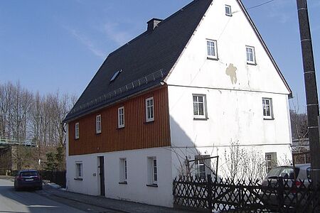 Vierstöckiges Haus mit Flecken auf der Fassade