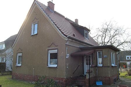 Wohnhaus mit brauner Fassade mit Stuckelementen