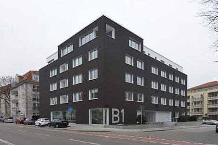 Hochhaus mit grauer Fassade