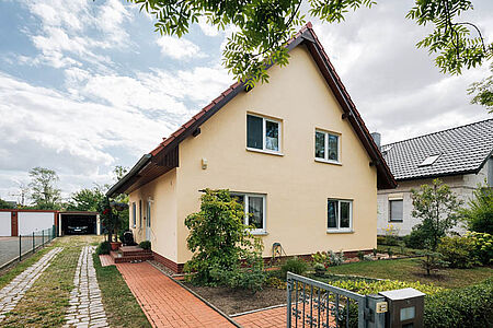 Einfamilienhaus mit Spezialputzfassaden in sehr hellem Orange