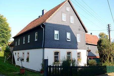 Dreistöckiges Wohnhaus mit frisch gestrichener Fassade im Erdgeschoss