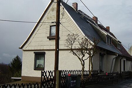 Reihenhaus in schmutzigem Weiß