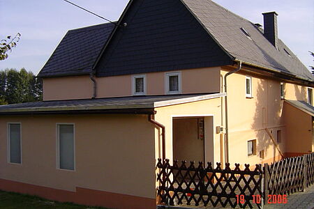 Pastellorangenes Haus mit angrenzender Garage in der gleichen Farbe