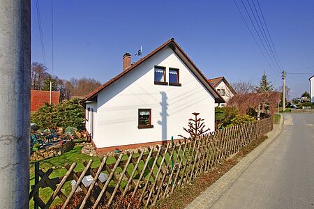 Kleines Einfamilienhaus mit frischer Fassadenbeschichtung in strahlendem Weiß