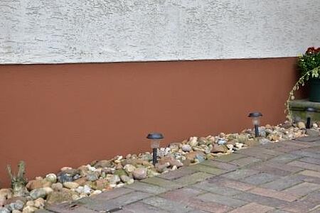 Frisch gestrichenes Fundament eines Hauses in Terrakotta