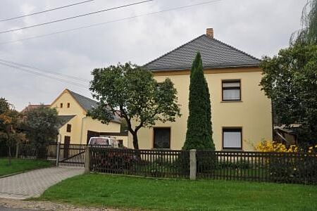 Villa mit frischer Fassade in hellem Gelb