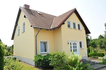 Großes gelbes Einfamilienhaus