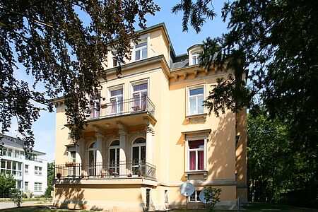 Mehrstöckige Stadtvilla mit gelbem Anstrich