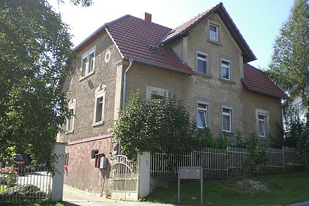 Villa mit alter grauer Fassade