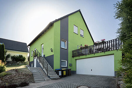 Einfamilienhaus mit frischer Fassade in hellem Apricot