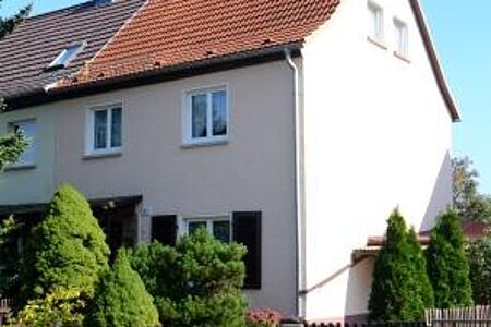 Reihenhaus mit neuer Fassade in hellem Rosa