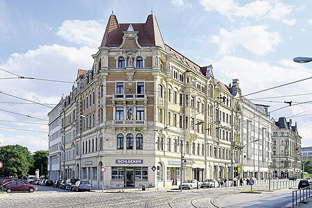 Saniertes Altbau-Eckhaus an einer Verkehrsstraße in Dresden