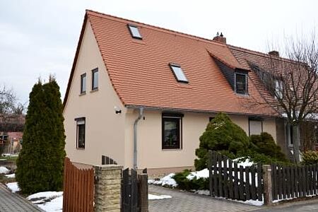 Einfamilienhaus mit frischer Fassade in hellem Korallenorange