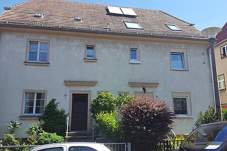 Doppelhaushälfte mit fleckiger, grauer Fassade
