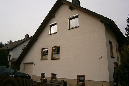 Großes asymmetrisches Wohnhaus mit beiger Fassade