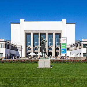 Saniertes Hygienemuseum Dresdner mit großer Grünfläche