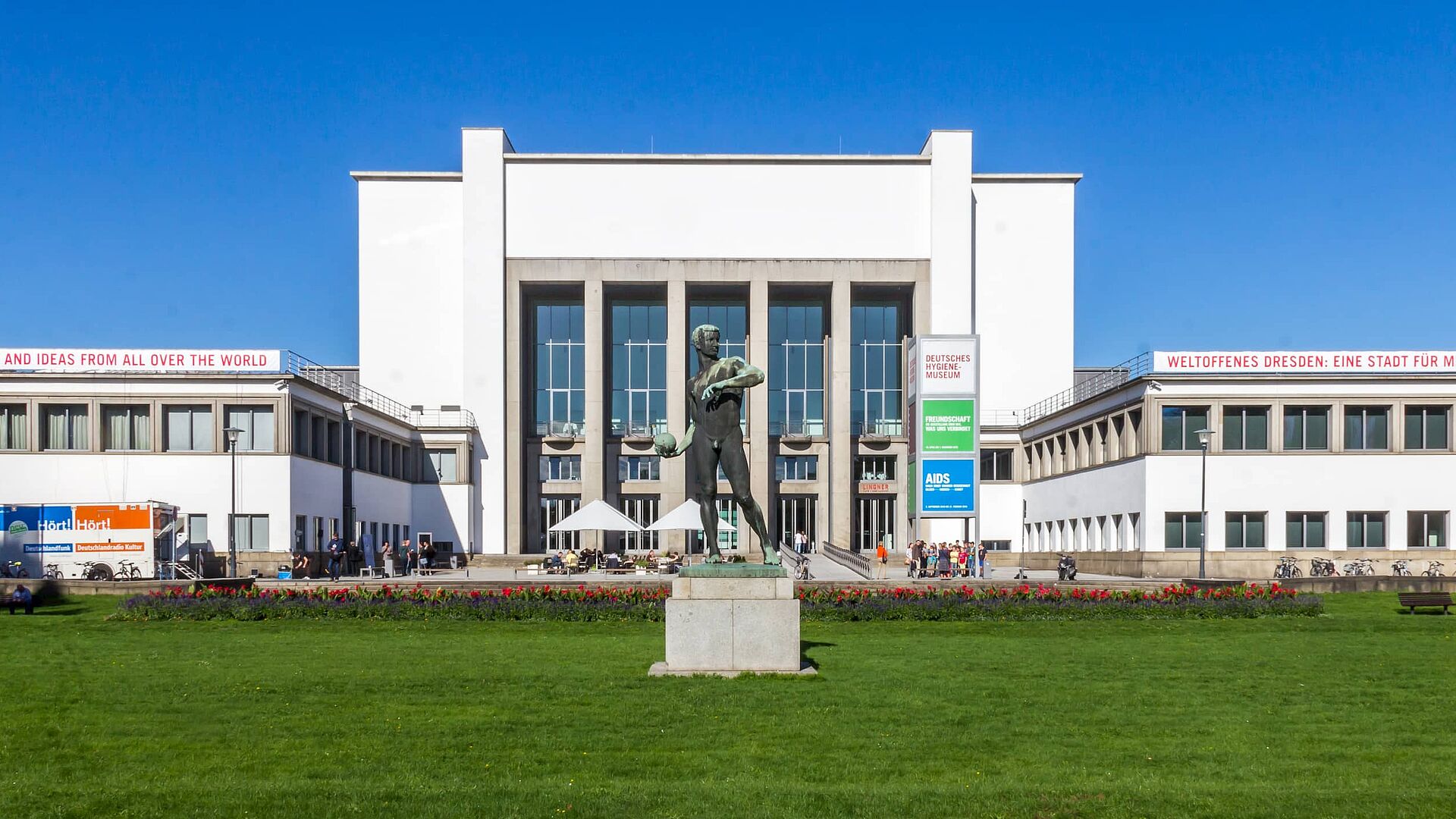 Deutsches Hygienemuseum in Dresden mit Vorgarten
