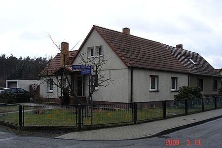 Ehemals weißes Einfamilienhaus mit stark ergrauter Fassade
