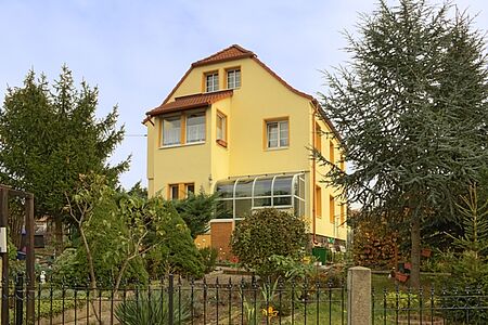 Orangene Villa im Grünen mit Wintergarten