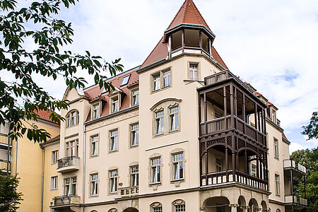 Sanierter Altbau mit Erkerturm und Holzbalkonen