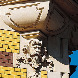 Fassadendetail des Löwenkopf Palais