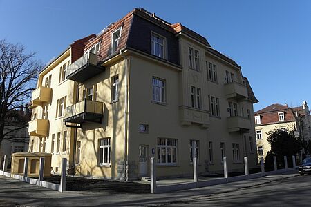 Großes Wohnhaus mit gelber Fassade