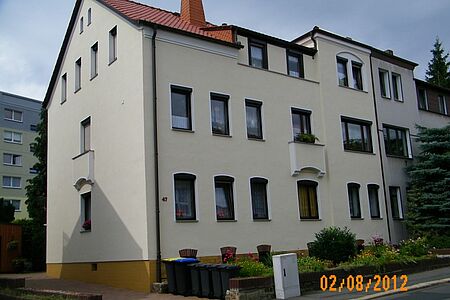 Großes Wohnhaus mit sauberer, weißer Fassade