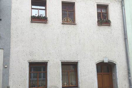Reihenhaus mit Stockflecken auf der ehemals weißen Fassade