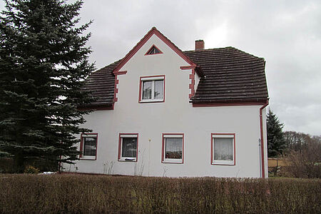 Villa mit Erkerdach und matt-weißer Fassade