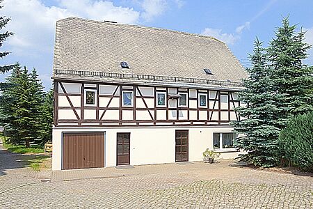 Fachwerkhaus mit strahlend weißen Zwischenräumen
