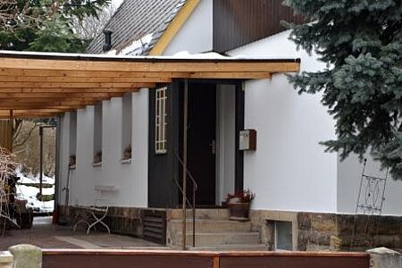 Großes Wohnhaus mit SPS Spezialputzfassade in Weiß