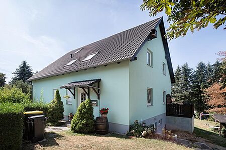 Mintgrünes Einfamilienhaus mit Kellergeschoss