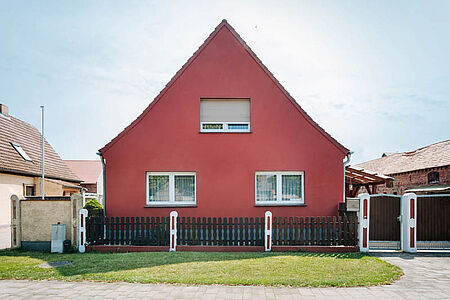 Wohnhaus mit knallroter Fassade 