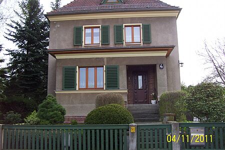Stadtvilla mit alter Fassade in bräunlichem Grau
